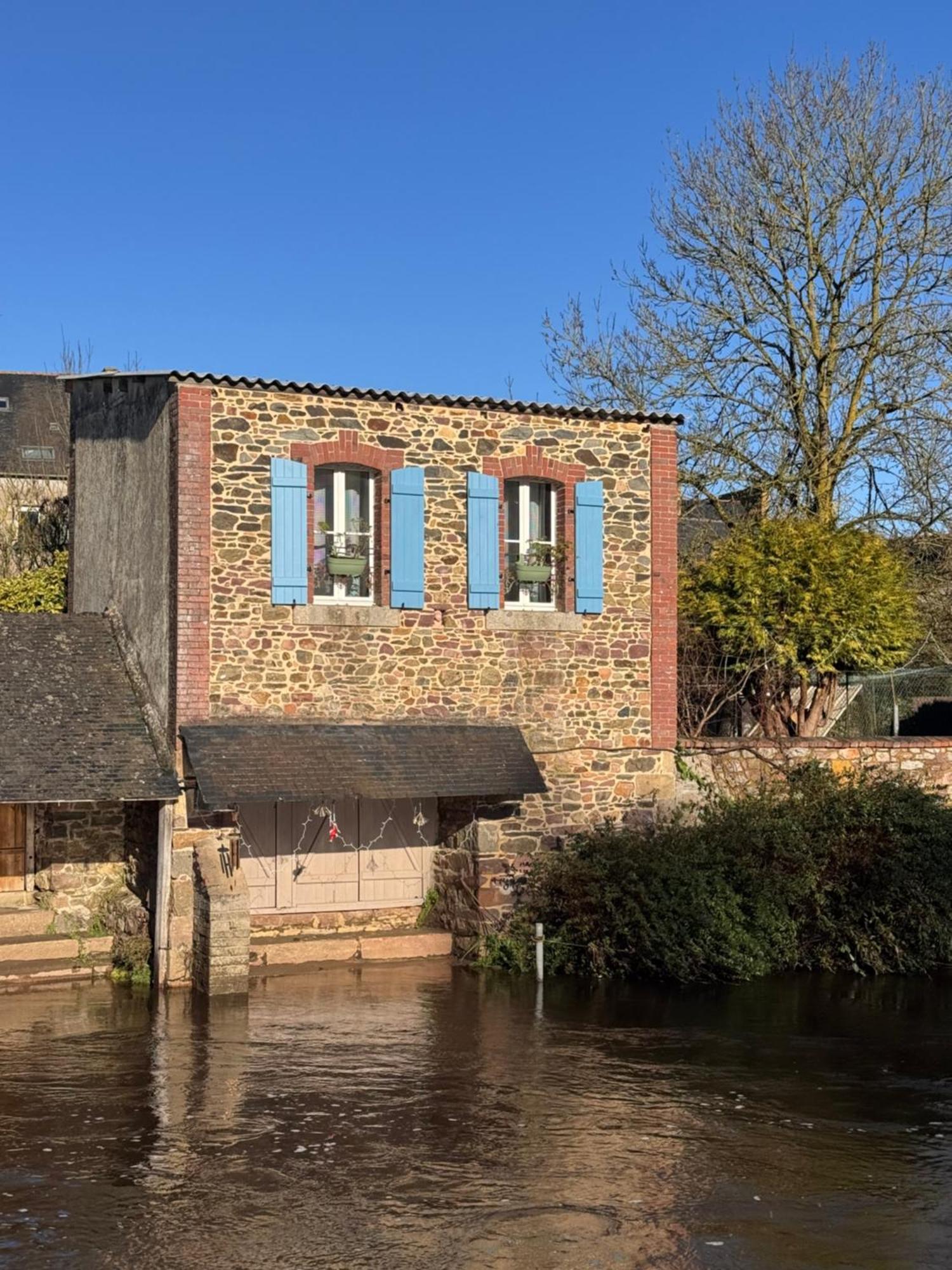 Authentique Lavoir Au Bord Du Trieux Pontrieux