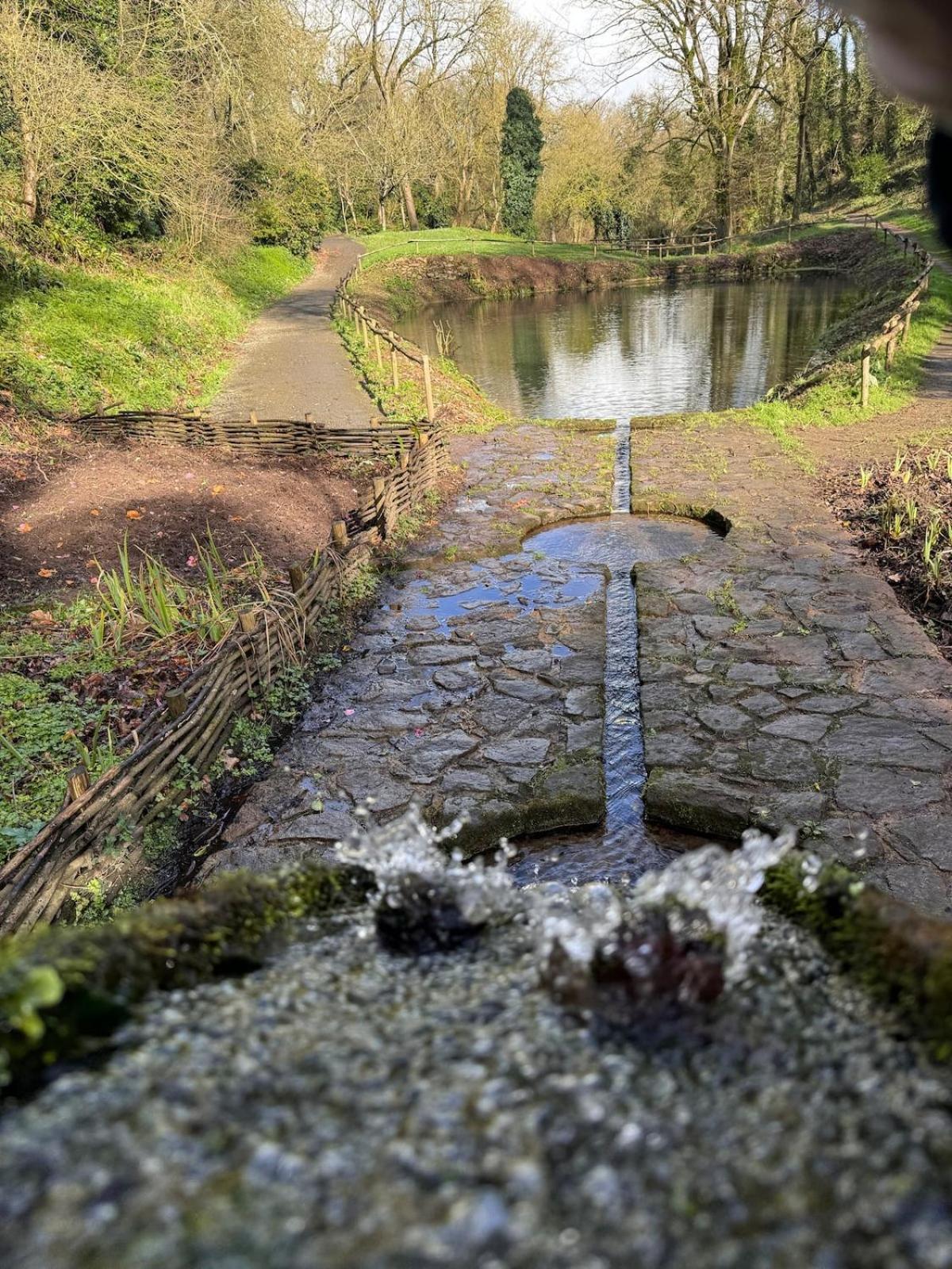 Authentique Lavoir Au Bord Du Trieux *